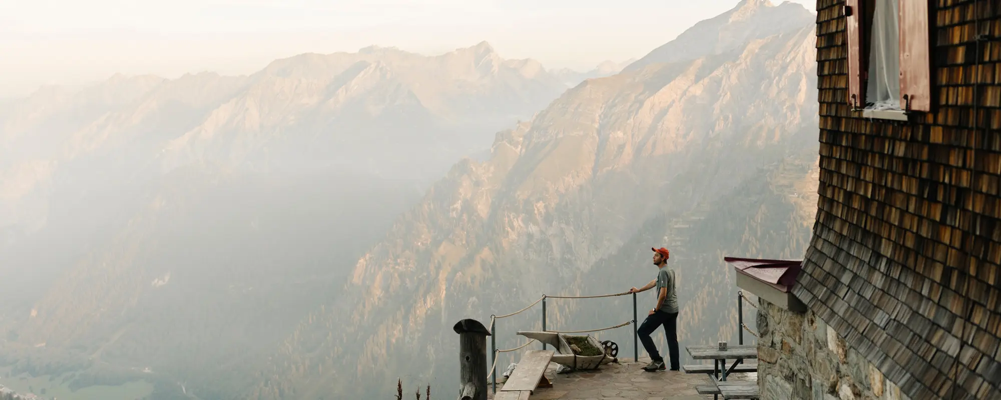 Ein Wanderer auf der Kaltenberg Hütte mit Blick ins Klostertal